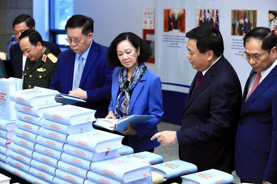Đồng chí Trương Thị Mai, Ủy viên Bộ Chính trị, Thường trực Ban Bí thư, Trưởng Ban Tổ chức Trung ương cùng các đại biểu tìm hiểu, trao đổi về cuốn sách của Tổng Bí thư Nguyễn Phú Trọng.