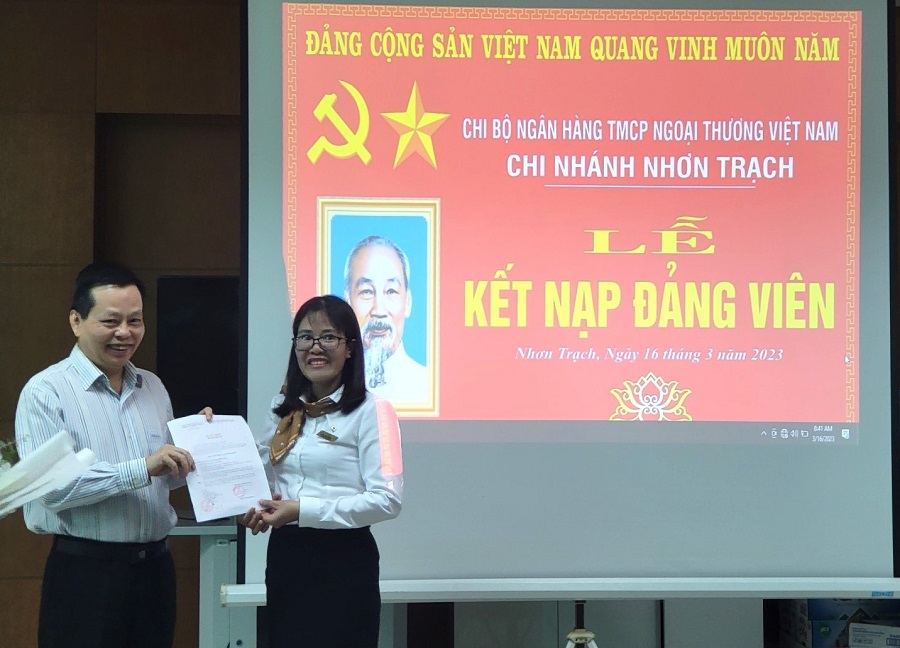 Trao Quyết định cho đảng viên Vương Thị Trang.
