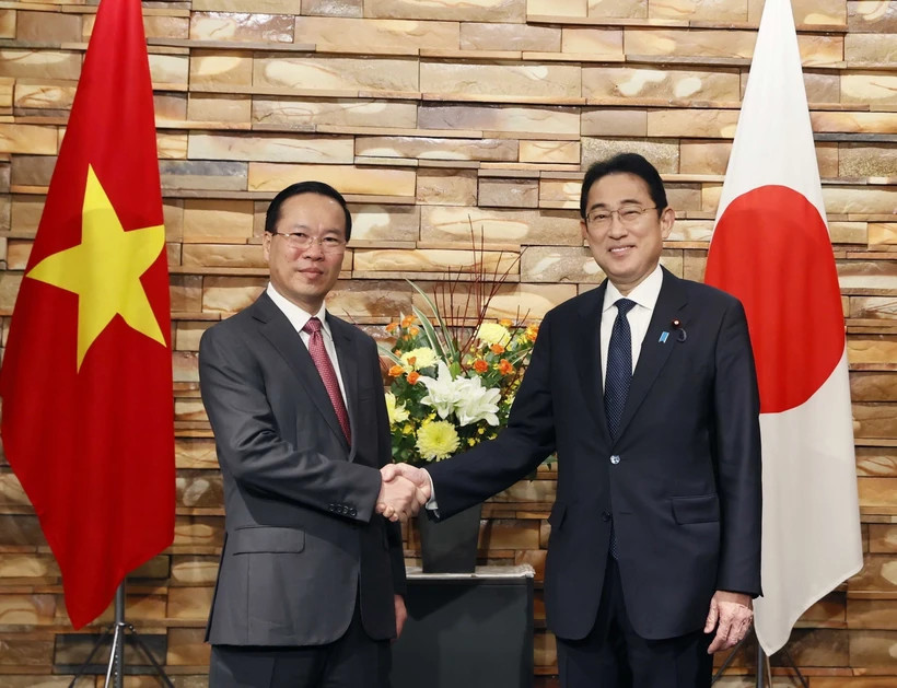 Chủ tịch nước Võ Văn Thưởng với Thủ tướng Nhật Bản Kishida Fumio. (Ảnh: Thống Nhất/TTXVN).