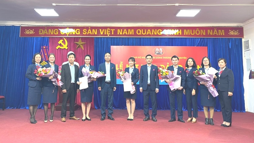 Lễ kết nạp đảng viên của các chi bộ thuộc Đảng bộ Ngân hàng TMCP Công thương Việt Nam - Chi nhánh Thái Nguyên.
