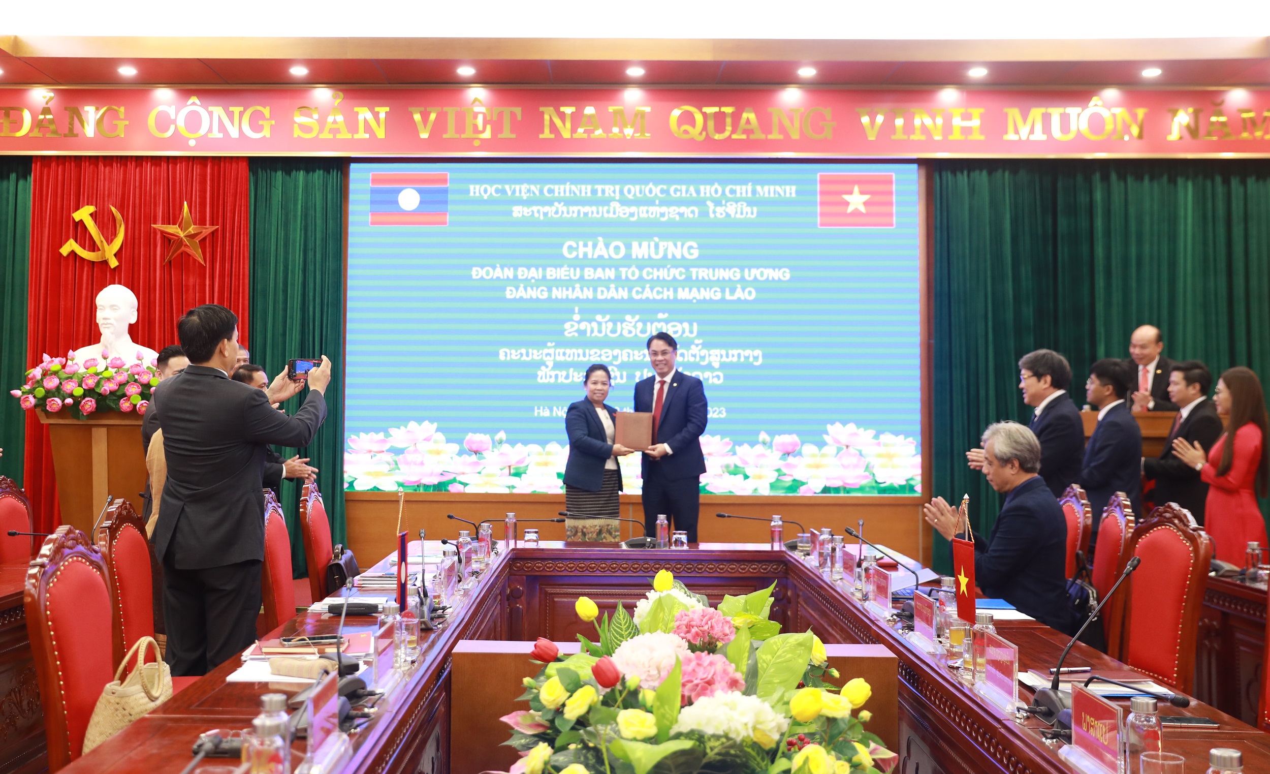 Đồng chí Phan Thăng An tặng quà lưu niệm