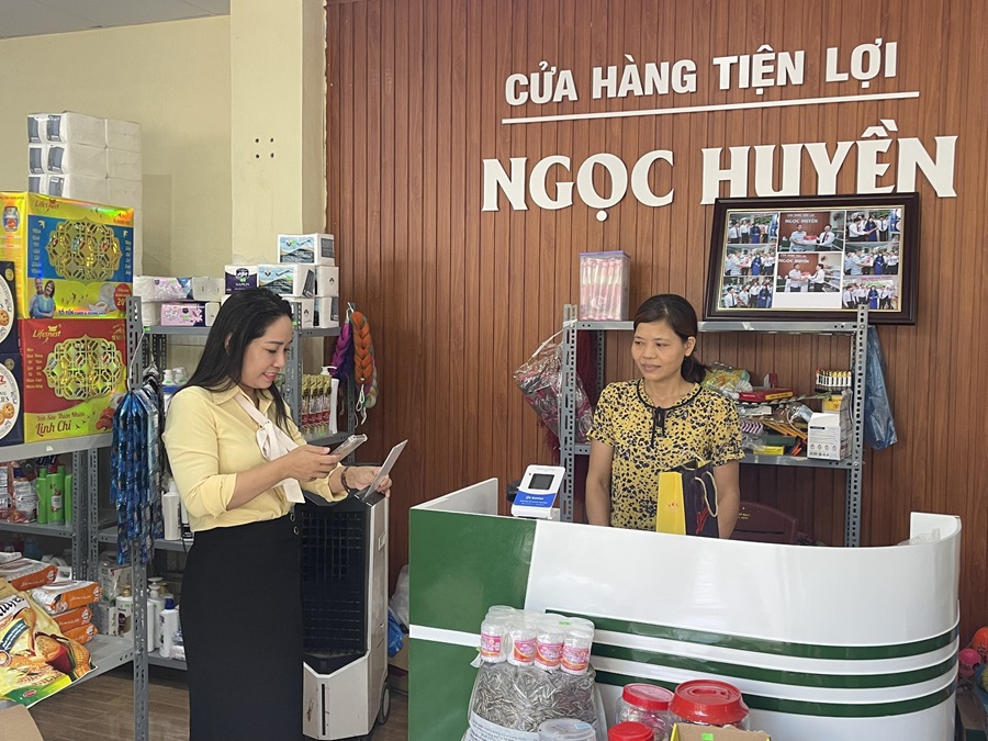 Cửa hàng tiện lợi của gia đình anh chị Ngọc Huyền, tổ dân phố Tam Quang đem lại thu nhập 2 triệu đồng/ngày.