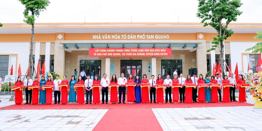 Các đại biểu cắt băng khánh thành Khu thiết chế văn hóa - thể thao Tổ dân phố Tam Quang, thị trấn Gia Khánh, huyện Bình Xuyên, tỉnh Vĩnh Phúc.