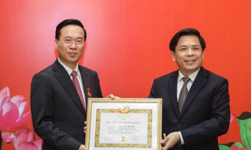 Chủ tịch nước Võ Văn Thưởng nhận Huy hiệu 30 năm tuổi đảng