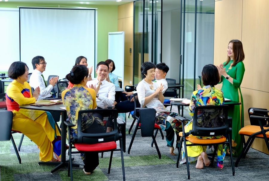 Đổi mới hình thức sinh hoạt chi bộ tại Chi bộ 6, Đảng bộ Ngân hàng Vietcombank Hà Nội.