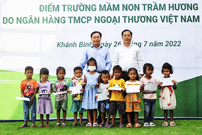 Lãnh đạo tỉnh Khánh Hòa cùng lãnh đạo Vietcombank Chi nhánh Khánh Hòa trao học bổng và bàn giao điểm Trường Mầm non Trầm Hương ((thôn Cà Hon, xã Khánh Bình, huyện Khánh Vĩnh, Khánh Hòa).