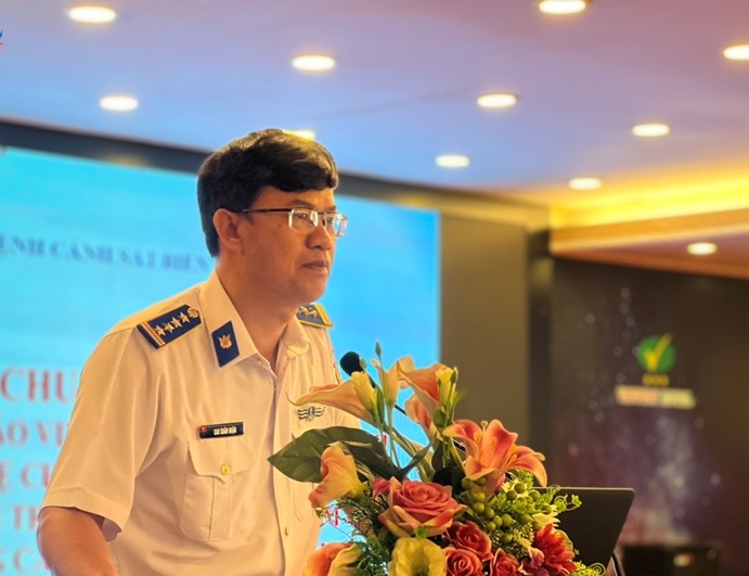 Đại tá Cao Xuân Quận, Phó Chính ủy Vùng Cảnh sát biển 3, Bộ Tư lệnh Cảnh sát biển trình bày tại buổi tập huấn.