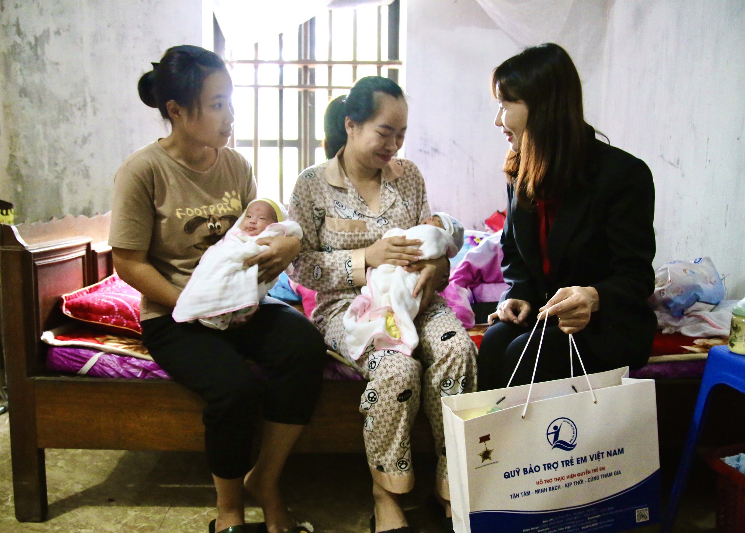 Lãnh đạo Quỹ BTTEVN, Sở LĐTBXH tỉnh Yên Bái, đại diện Bệnh viện Quốc tế Mỹ (AIH) thăm, tặng quà gia đình trẻ sinh non hoàn cảnh đặc biệt, khó khăn.
