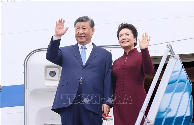Tổng Bí thư, Chủ tịch nước Trung Quốc Tập Cận Bình và Phu nhân đến Thủ đô Hà Nội, bắt đầu chuyến thăm cấp Nhà nước tới Việt Nam. Ảnh: Dương Giang/TTXVN