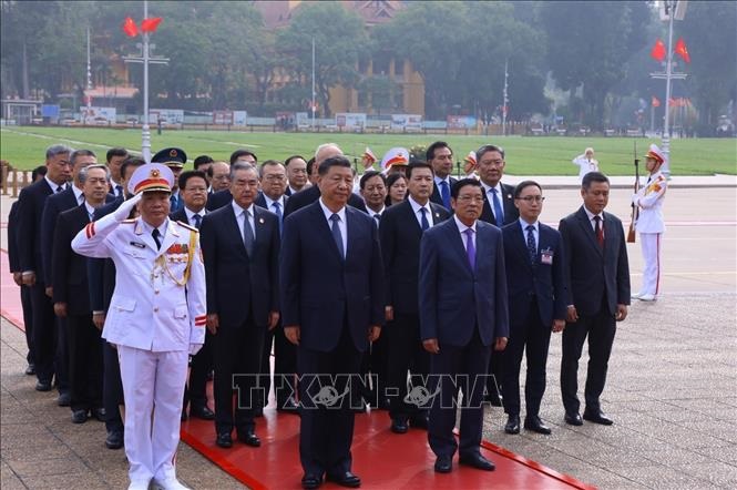 Tổng Bí thư, Chủ tịch nước Trung Quốc Tập Cận Bình cùng Đoàn đại biểu cấp cao Trung Quốc tưởng niệm Chủ tịch Hồ Chí Minh.