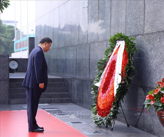 Tổng Bí thư, Chủ tịch nước Trung Quốc Tập Cận Bình tới đặt vòng hoa và vào Lăng viếng Chủ tịch Hồ Chí Minh