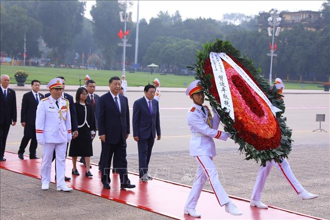 Tổng Bí thư, Chủ tịch nước Trung Quốc Tập Cận Bình cùng Đoàn đại biểu cấp cao Trung Quốc đến đặt vòng hoa và vào Lăng viếng Chủ tịch Hồ Chí Minh.