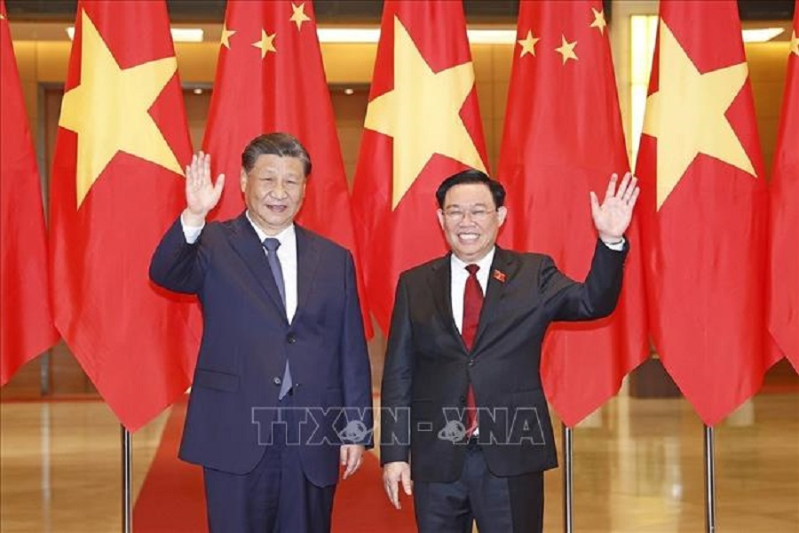 Chủ tịch Quốc hội Vương Đình Huệ và Tổng Bí thư, Chủ tịch nước Trung Quốc Tập Cận Bình chụp ảnh chung.