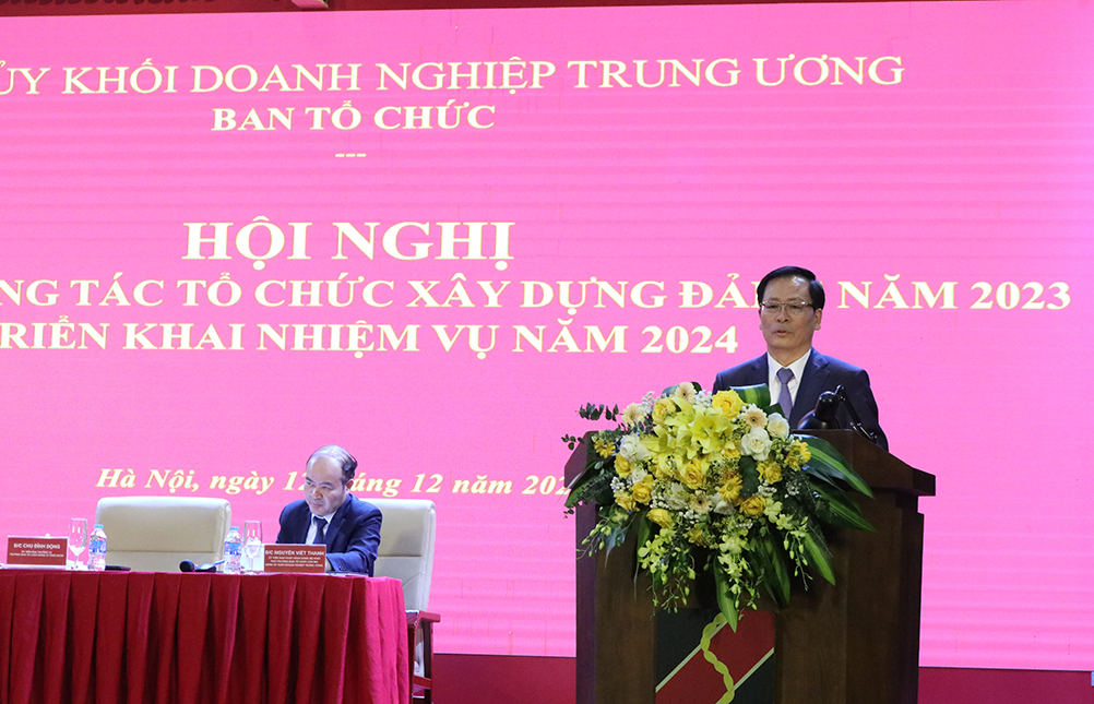 Đồng chí Chu Đình Động, Trưởng Ban Tổ chức Đảng uỷ Khối tiếp thu các ý kiến phát biểu của đồng chí Bí thư Đảng uỷ KhốiDoanh nghiệp Trung ương.