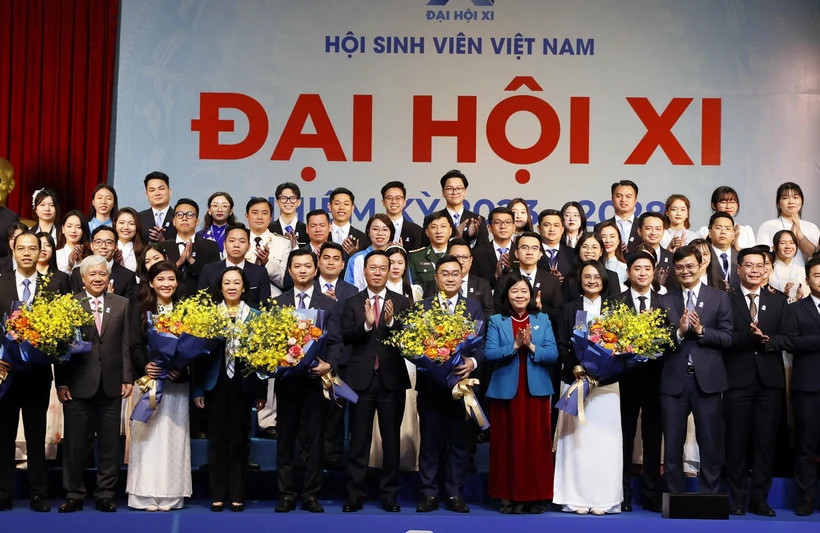 Chủ tịch nước Võ Văn Thưởng cùng các lãnh đạo Đảng và Nhà nước chúc mừng Ban Chấp hành Hội Sinh viên Việt Nam khóa XI. (Ảnh: Thống Nhất/TTXVN).