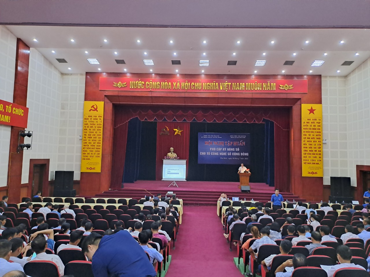 Sở Thông tin và Truyền thông tỉnh Thái Nguyên tổ chức tập huấn, Phổ cập kỹ năng số cho các thành viên Tổ công nghệ số cộng đồng trên địa bàn huyện Phú Bình.
