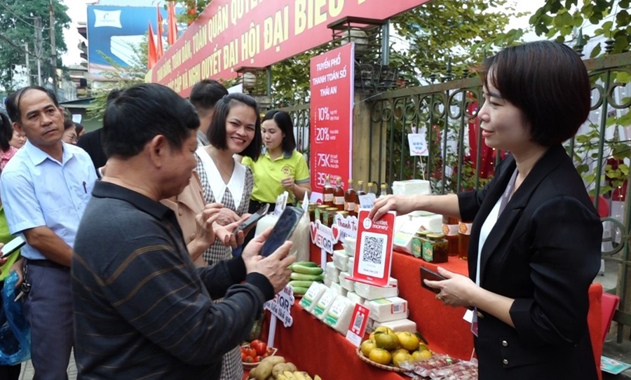 Các hộ sản xuất - kinh doanh và người dân hào hứng tham gia chương trình ra mắt tuyến phố không dùng tiền mặt tại huyện Phú Lương, Thái Nguyên.