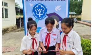 Thầy hiệu trưởng xin thẻ BHYT tặng học sinh nghèo, thay hoa và bánh nhân Ngày Nhà giáo Việt Nam