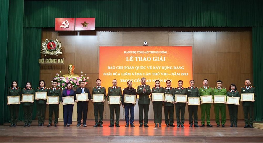 Bộ trưởng Tô Lâm trao Bằng khen cho các đồng chí đoạt giải A Giải Búa liềm vàng lần thứ VIII - năm 2023 trong công an nhân dân.