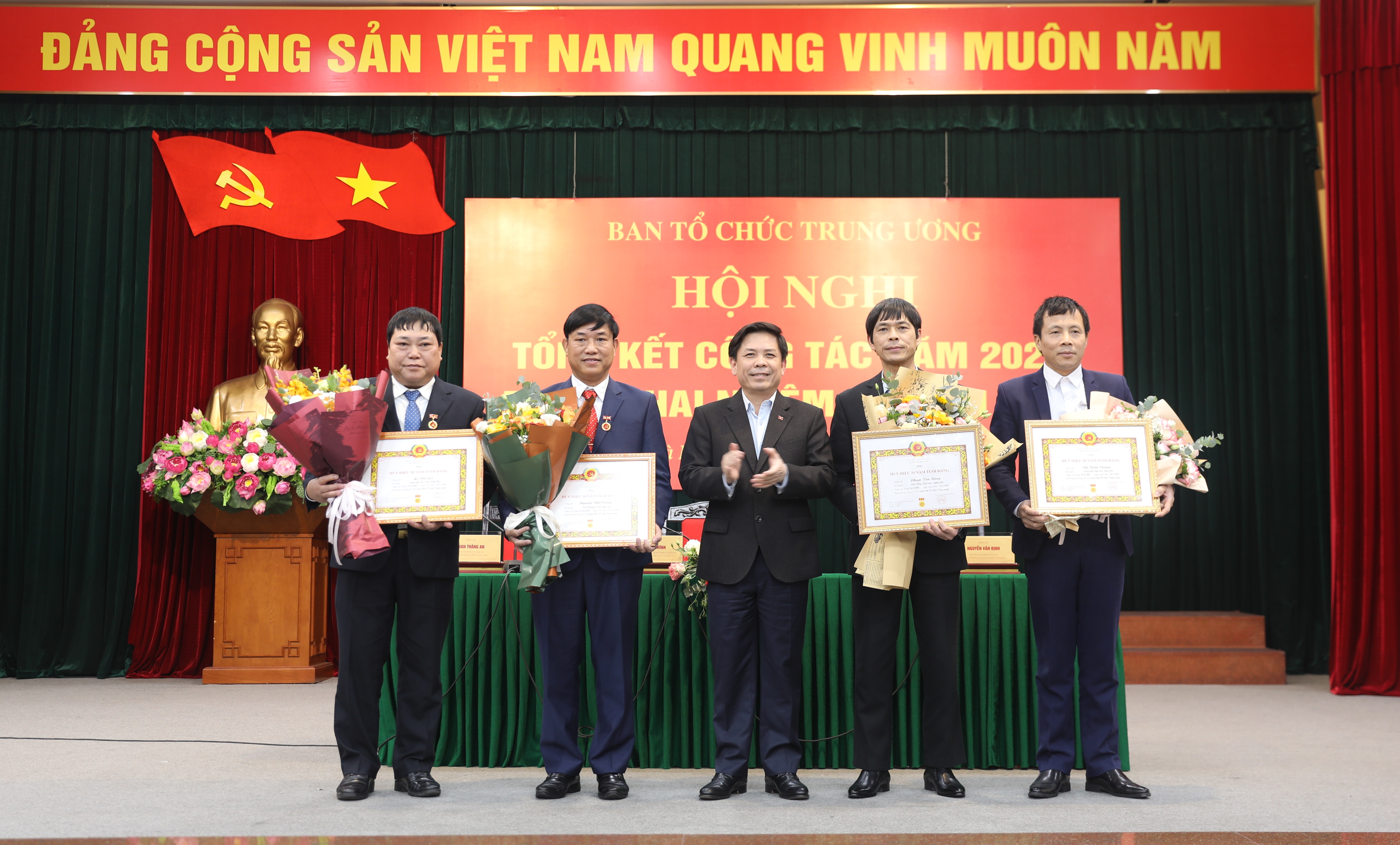 Đ/c Nguyễn Văn Thể trao Huy hiệu 30 năm tuổi Đảng cho các đảng viên trong Đảng bộ.
