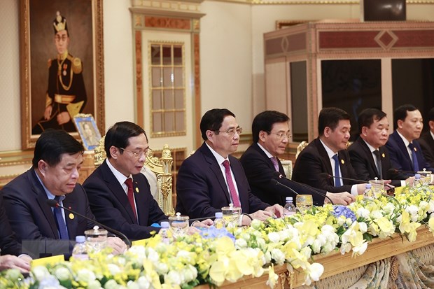 Thủ tướng Phạm Minh Chính và đoàn Việt Nam tại buổi hội đàm với Quốc vương Brunei Hassanal Bolkiah. (Ảnh: Dương Giang/TTXVN).