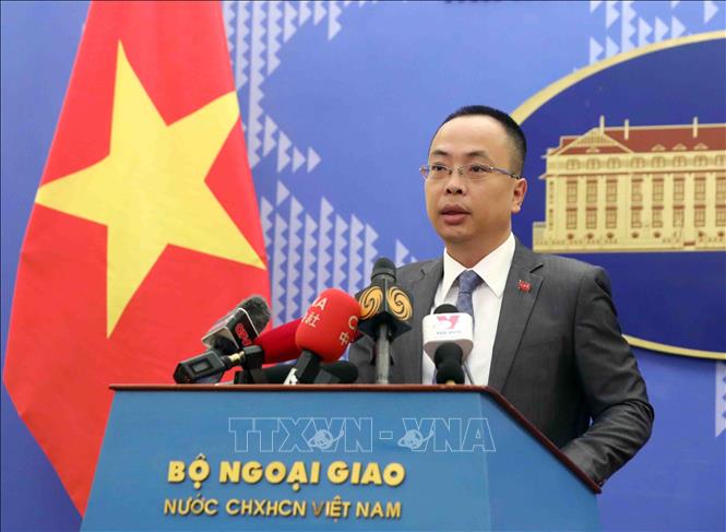 Phó phát ngôn Bộ Ngoại giao Đoàn Khắc Việt chủ trì họp báo thường kỳ tháng 2-2023. Ảnh: TTXVN