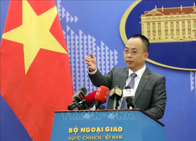 Phó Phát ngôn Bộ Ngoại giao Đoàn Khắc Việt chủ trì họp báo thường kỳ tháng 2-2023. Ảnh: TTXVN