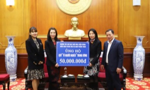 50 triệu đồng trao tặng Quỹ “Vì người nghèo” Trung ương từ tiền thưởng Giải Búa liềm vàng