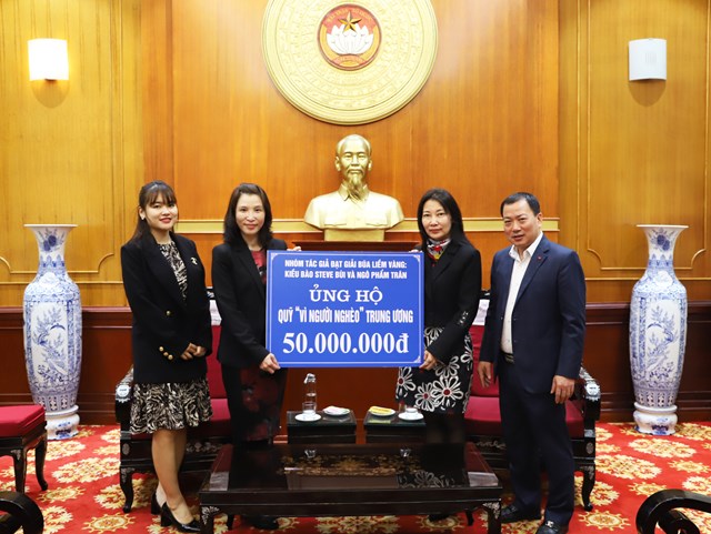 Bà Ngô Phẩm Trân đại diện nhóm tác giả đoạt giải Búa liềm vàng trao tặng 50 triệu động tiền thưởng cho Quỹ “Vì người nghèo” Trung ương.