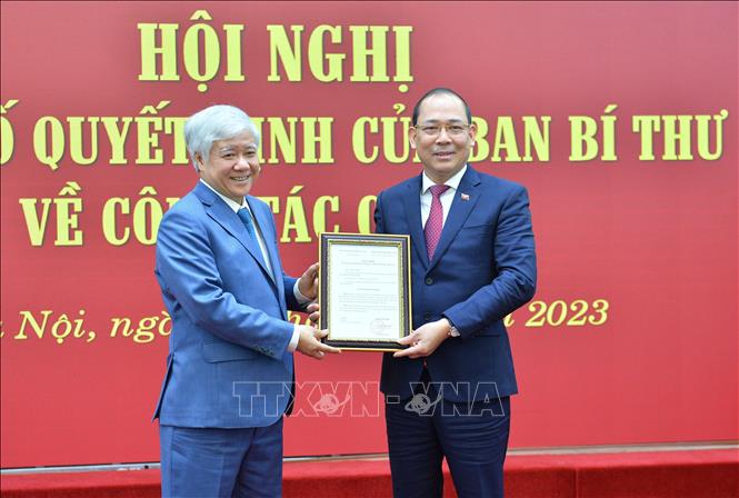 Bí thư Trung ương Đảng, Chủ tịch Ủy ban Trung ương MTTQ Việt Nam Đỗ Văn Chiến trao Quyết định của Ban Bí thư cho đồng chí Hoàng Công Thủy. Ảnh: TTXVN