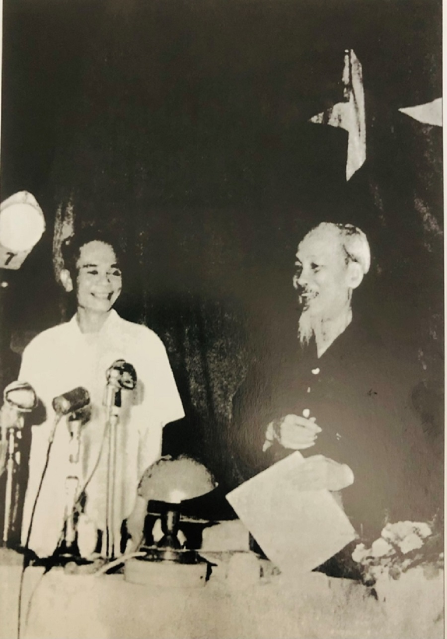 Bác Hồ và đồng chí Trần Hữu Dực tại Hội nghị thi đua “Quyết tâm đánh thắng giặc Mỹ xâm lược” của Bộ Công an (tháng 10-1966)