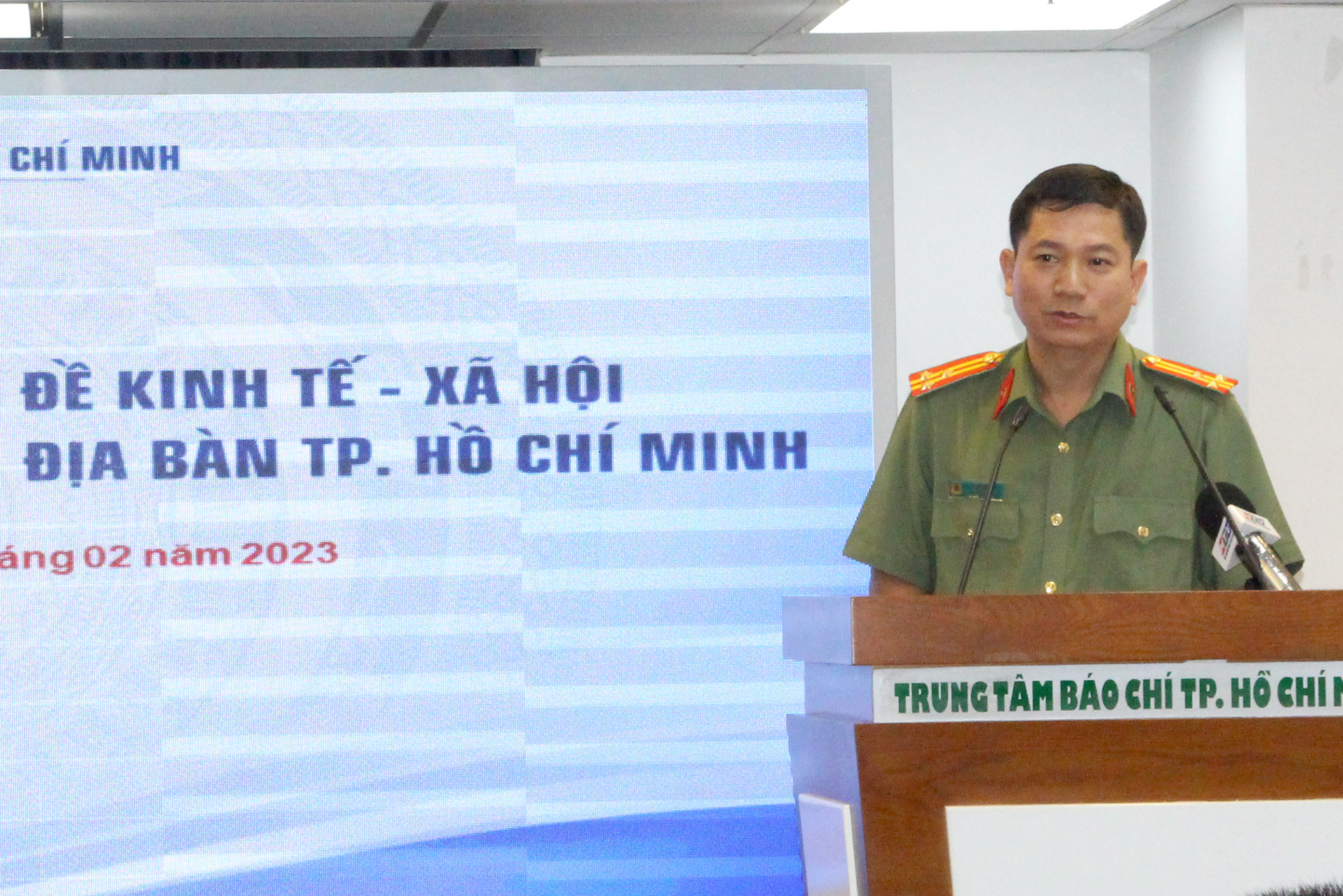 Thượng tá Lê Mạnh Hà – Phó Trưởng phòng Tham mưu Công an TP. Hồ Chí Minh trả lời báo chí tại buổi họp báo (Ảnh: H.Hào).