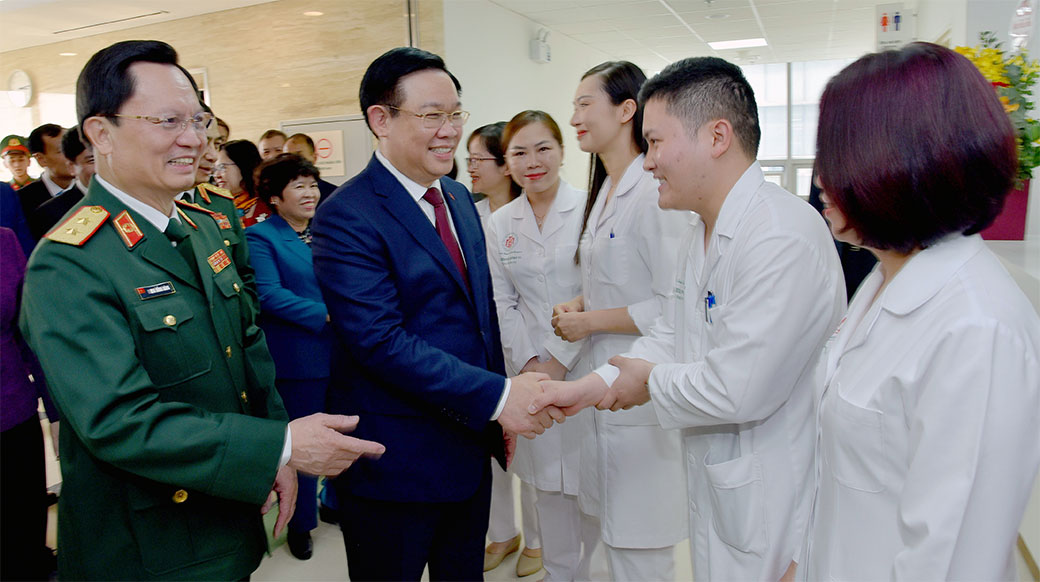 Chủ tịch Quốc hội Vương Đình Huệ với các y, bác sỹ Bệnh viện Trung ương Quân đội 108.