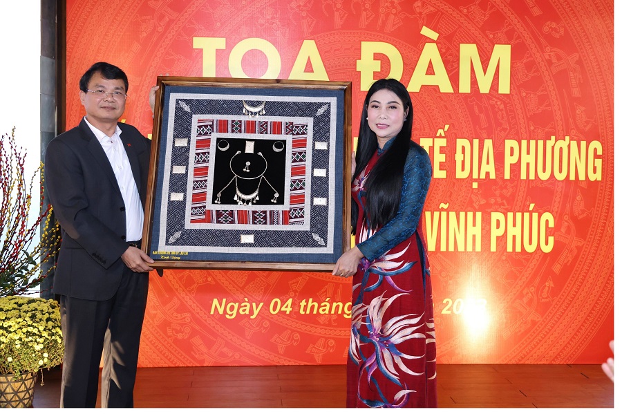 Bí thư Tỉnh ủy Lào Cai Đặng Xuân Phong tặng quà lưu niệm cho tỉnh Vĩnh Phúc.