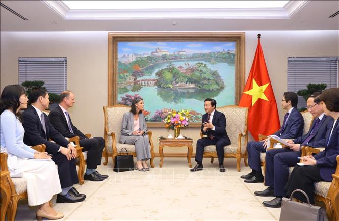 Phó Thủ tướng Trần Hồng Hà tiếp bà Ramla Khalidi, Trưởng đại diện thường trú Tổ chức Phát triển của Liên hợp quốc tại Việt Nam. Ảnh: Văn Điệp/TTXVN
