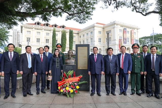 Bia tưởng niệm và tượng đài Chủ tịch Hồ Chí Minh cũng là tượng đài đầu tiên trong chương trình tôn vinh 