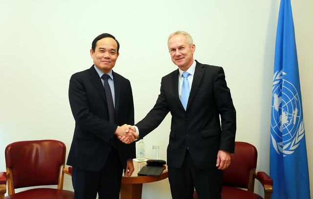 Phó Thủ tướng Trần Lưu Quang gặp Chủ tịch Đại hội đồng LHQ Csaba Korosi tại Geneva ngày 28/2/2023 - Ảnh: VGP