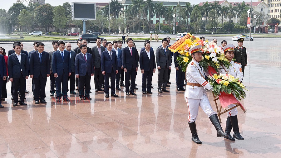 Chủ tịch Quốc hội Vương Đình Huệ cùng Đoàn công tác dâng hoa tại Tượng đài Tổng Bí thư Nguyễn Văn Linh.