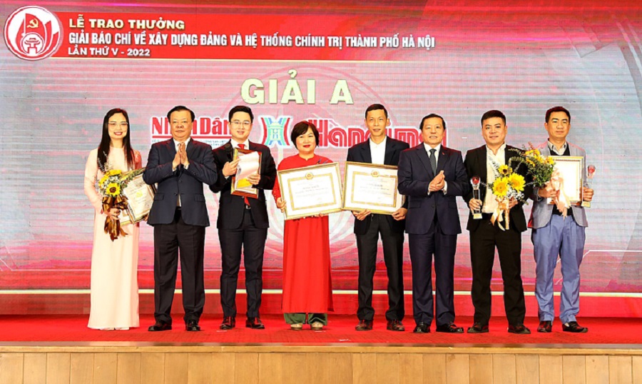 Bí thư Thành ủy Hà Nội Đinh Tiến Dũng và Phó Trưởng ban Thường trực Ban Tuyên giáo Trung ương Lại Xuân Môn trao giải A cho các tác giả, nhóm tác giả đoạt giải.