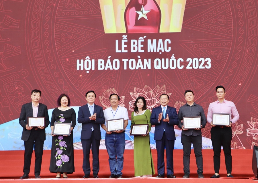 Đồng chí Trần Hồng Hà và đồng chí Lại Xuân Môn trao giải A cho đại diện các cơ quan báo chí.