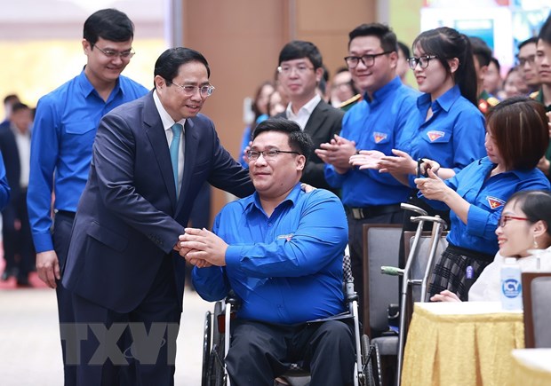 Thủ tướng Phạm Minh Chính với đại diện thanh niên có hoàn cảnh đặc biệt. (Ảnh: Dương Giang/TTXVN).