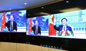 Chủ tịch Quốc hội Vương Đình Huệ hội đàm trực tuyến với Uỷ viên trưởng Nhân đại toàn quốc Trung Quốc