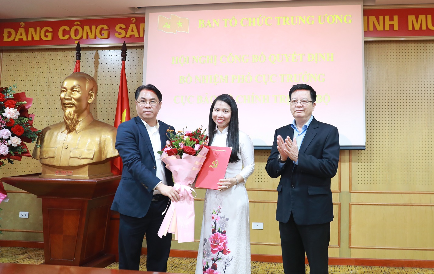 Lãnh đạo Ban Tổ chức Trung ương trao Quyết định và tặng hoa chúc mừng tân Phó Cục trưởng Cục bảo vệ chính trị nội bộ.