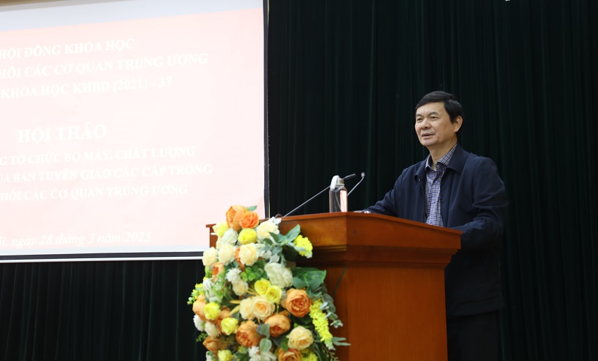 Đ/c Ngô Minh Tuấn, Tổng Biên tập Tạp chí Xây dựng Đảng, Phó Trưởng ban Tuyên giáo Đảng ủy cơ quan Ban Tổ chức Trung ương phát biểu tại hội thảo.