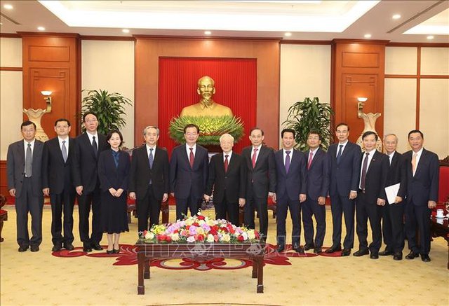 Tổng Bí thư Nguyễn Phú Trọng và đồng chí Vương Ninh, Ủy viên Trung ương Đảng Cộng sản Trung Quốc, Bí thư Tỉnh ủy Vân Nam cùng các đại biểu chụp ảnh chung.