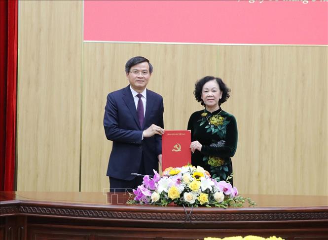 Đồng chí Trương Thị Mai, Ủy viên Bộ Chính trị, Thường trực Ban Bí thư, Trưởng Ban Tổ chức Trung ương, trao quyết định của Bộ Chính trị cho đồng chí Đoàn Minh Huấn.