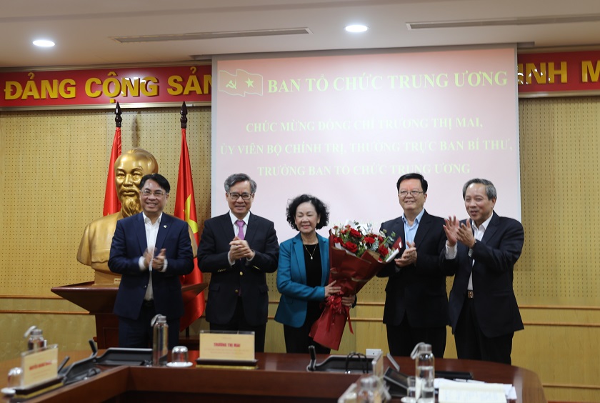Các đồng chí Lãnh đạo Ban Tổ chức Trung ương tặng hoa chúc mừng đồng chí Trương Thị Mai.