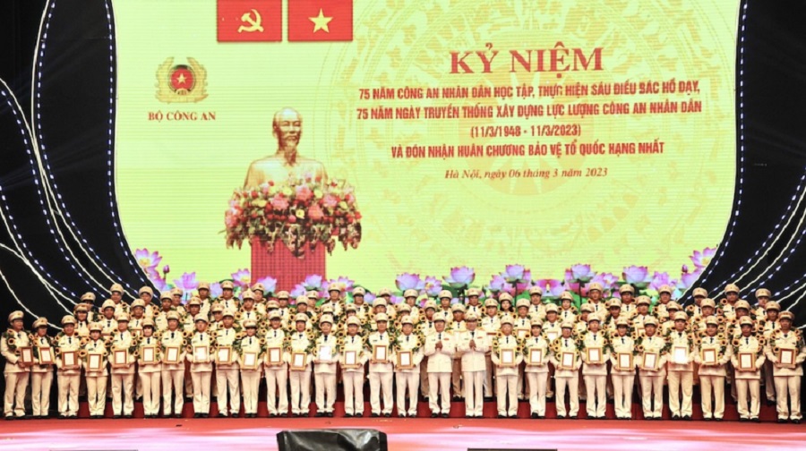 Đại tướng Tô Lâm và Thượng tướng Trần Quốc Tỏ tuyên dương 75 gương điển hình tiên tiến, đại diện hàng vạn CBCS CAND luôn khắc ghi lời Bác dạy, hết lòng, hết sức phụng sự Tổ quốc, nhân dân.