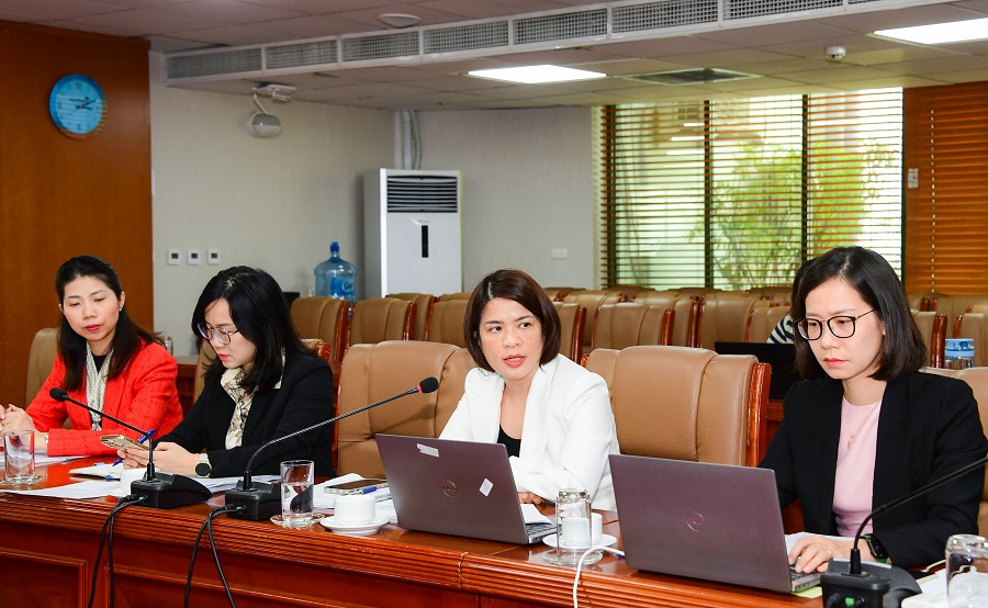 Bà Phạm Thị Thanh Hoài - Thành viên HĐQT (áo trắng, ở giữa) cập nhật kết quả kinh doanh tích cực của VietinBank tại Hội nghị.