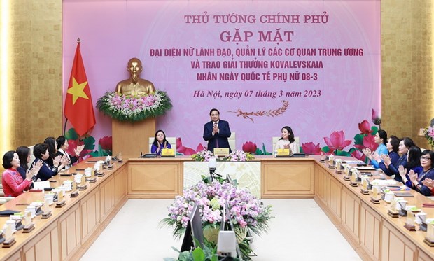 Thủ tướng Phạm Minh Chính gặp mặt đại diện nữ lãnh đạo, quản lý và các nhà khoa học nữ. (Ảnh: Dương Giang/TTXVN).